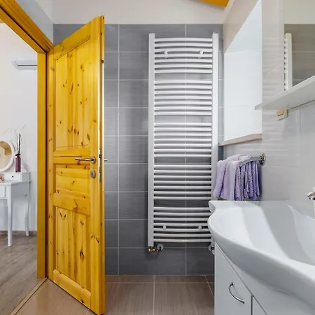 Pet Friendly In With Kitchen *