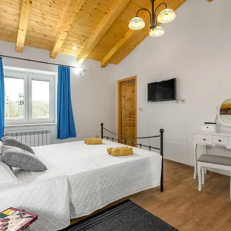 Pet Friendly In With Kitchen *