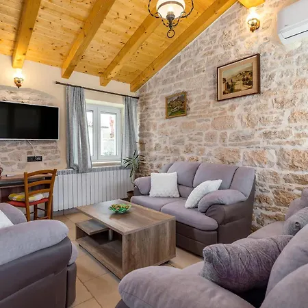 Pet Friendly In With Kitchen Holiday home Visnjan