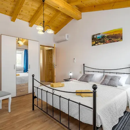 Pet Friendly In With Kitchen *