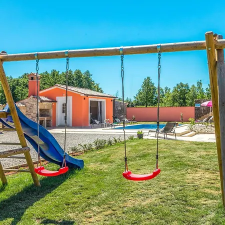 Pet Friendly In With Kitchen *
