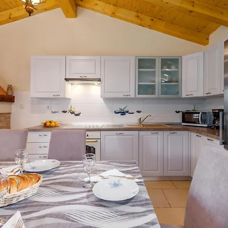 Pet Friendly In With Kitchen